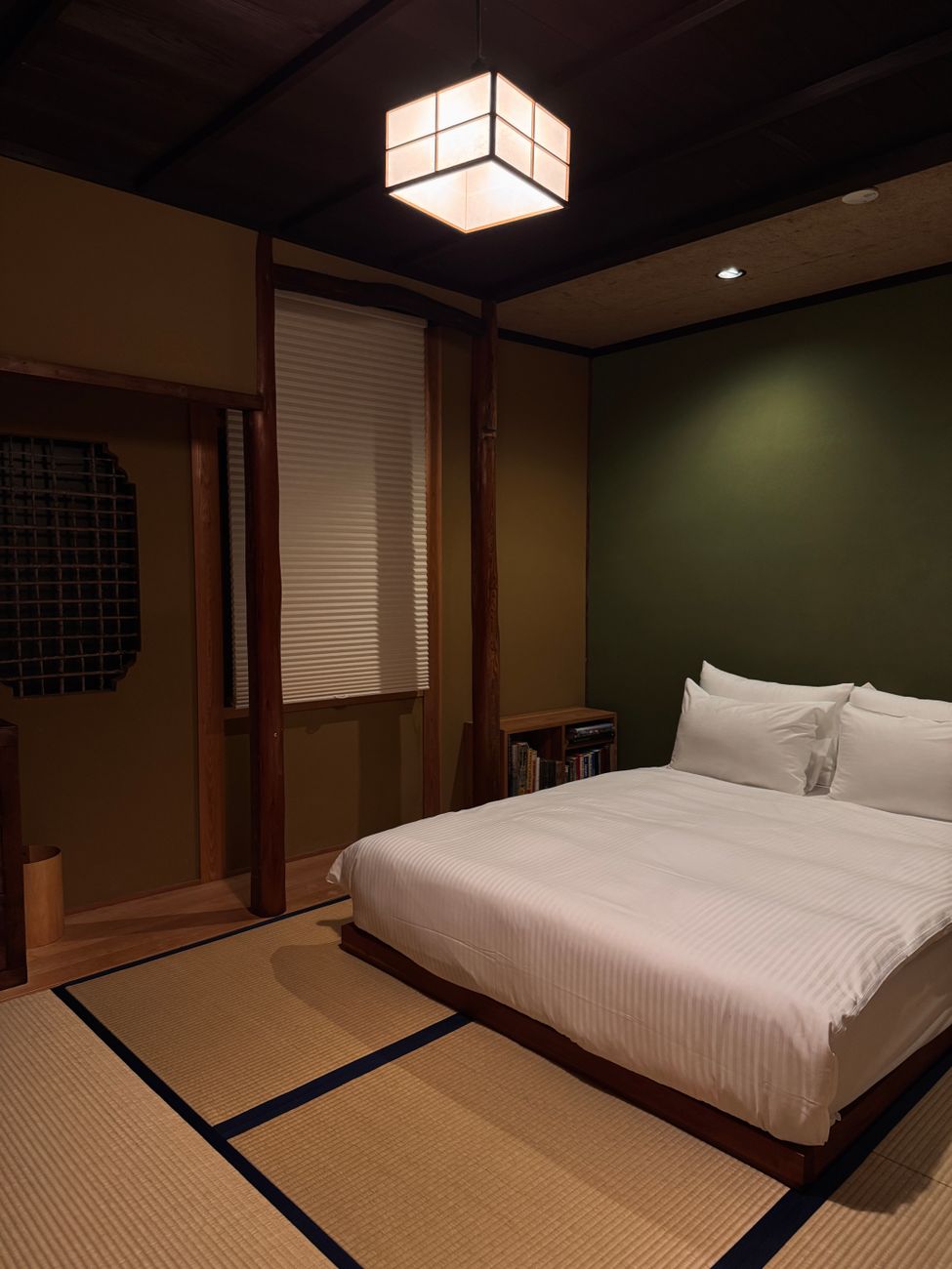 畳の和室に敷かれた布団と寝具