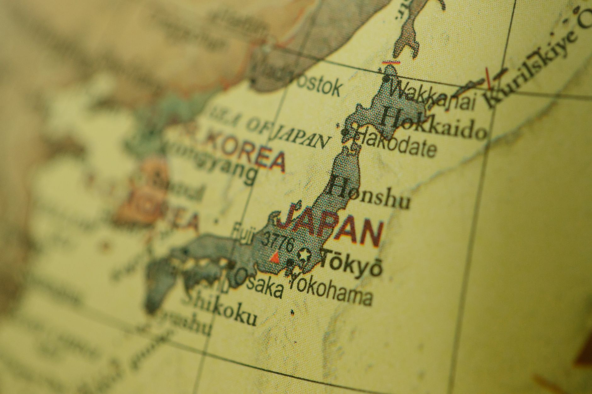 日本地図と配送トラック