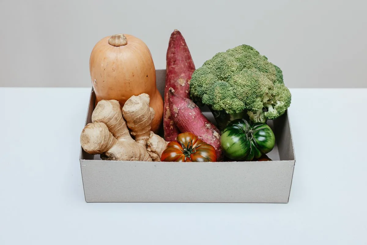 段ボール箱に入った旬の野菜と果物